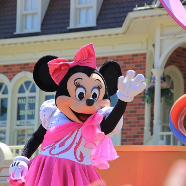 Exterior view of a family hotel near Disneyland Paris with shuttle bus in front