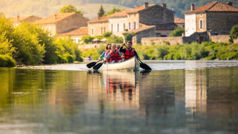 Safe canoeing on rivers in Europe